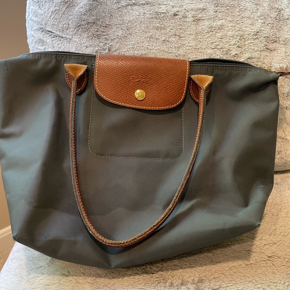 Longchamp tote in grey. great condition
